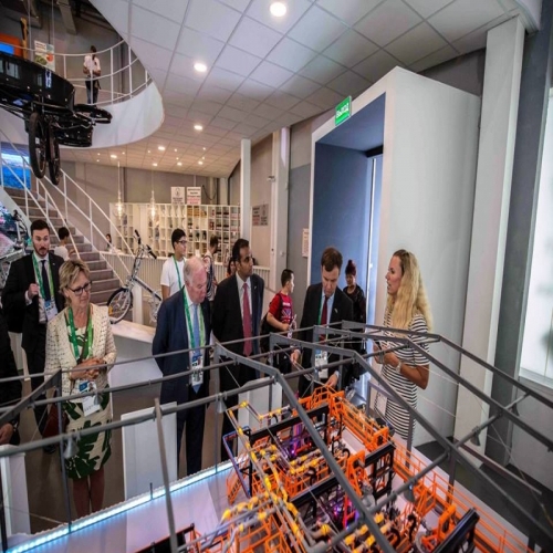 Britský ministr průmyslu a investic si prohlédl 3D model PTR Power Plant, který stojí v Londýně.